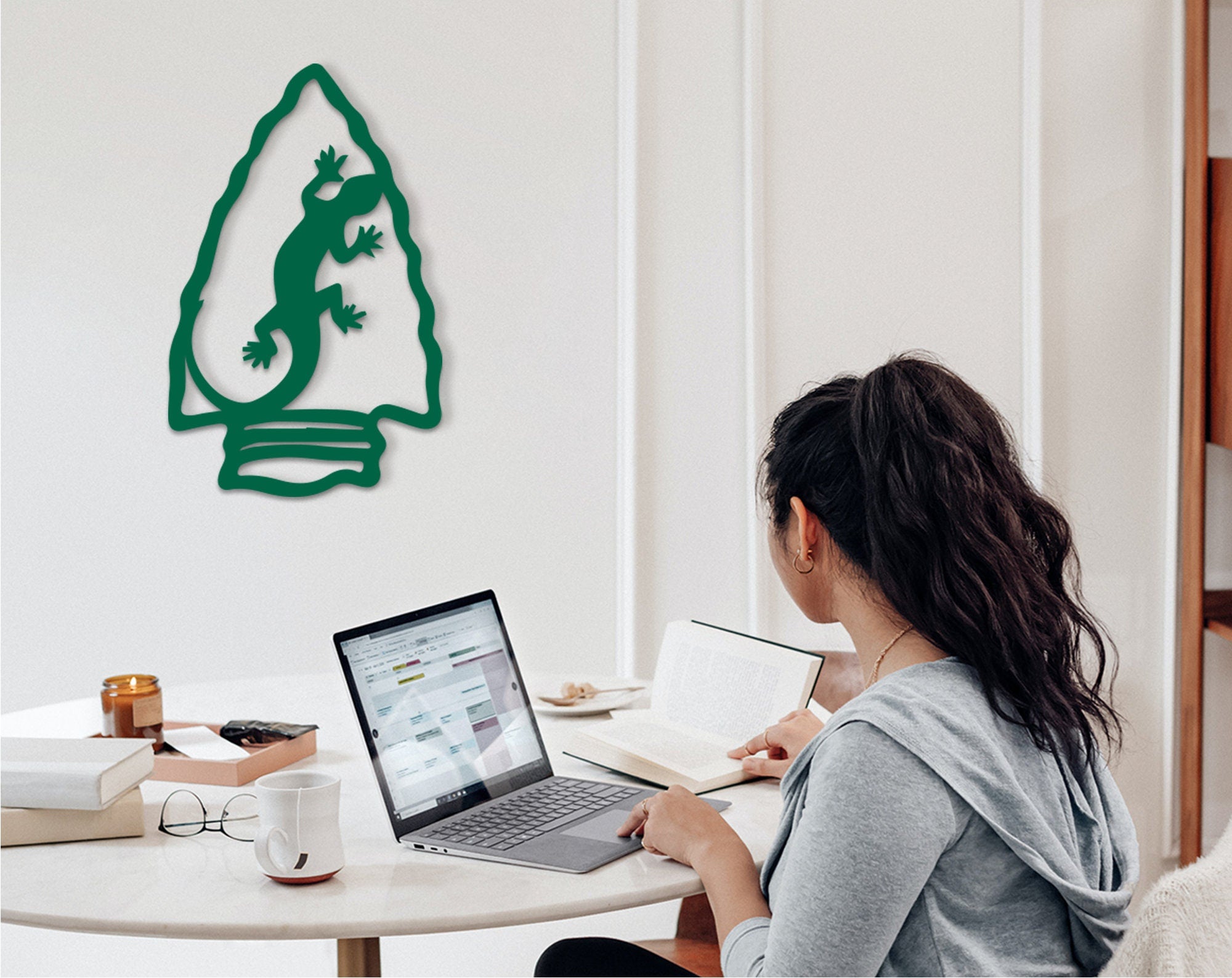 Geometric Lizard Wood Wall Art: Minimalist Gecko Decor